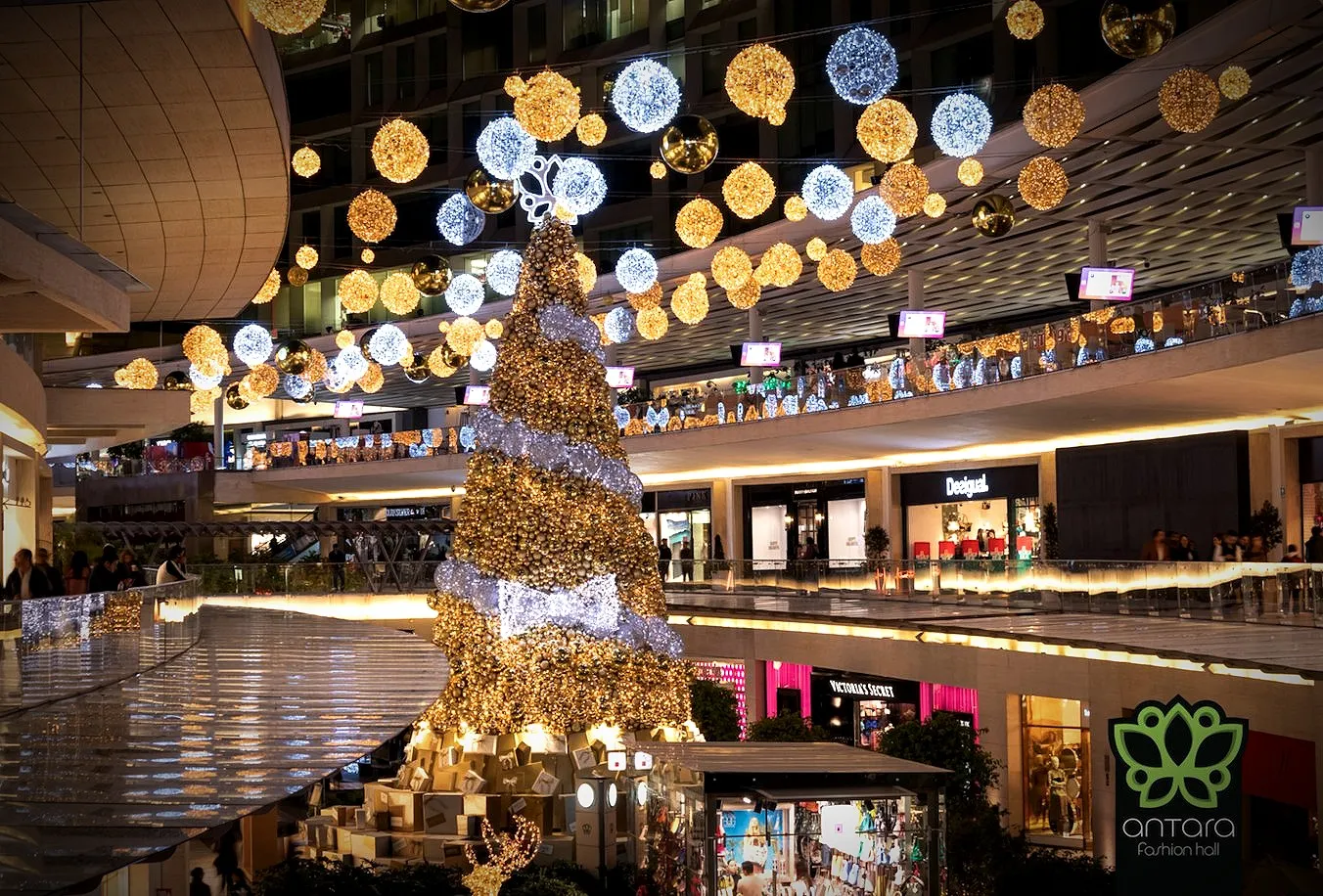 Decoración de CENTROS COMERCIALES por Luces de Navidad