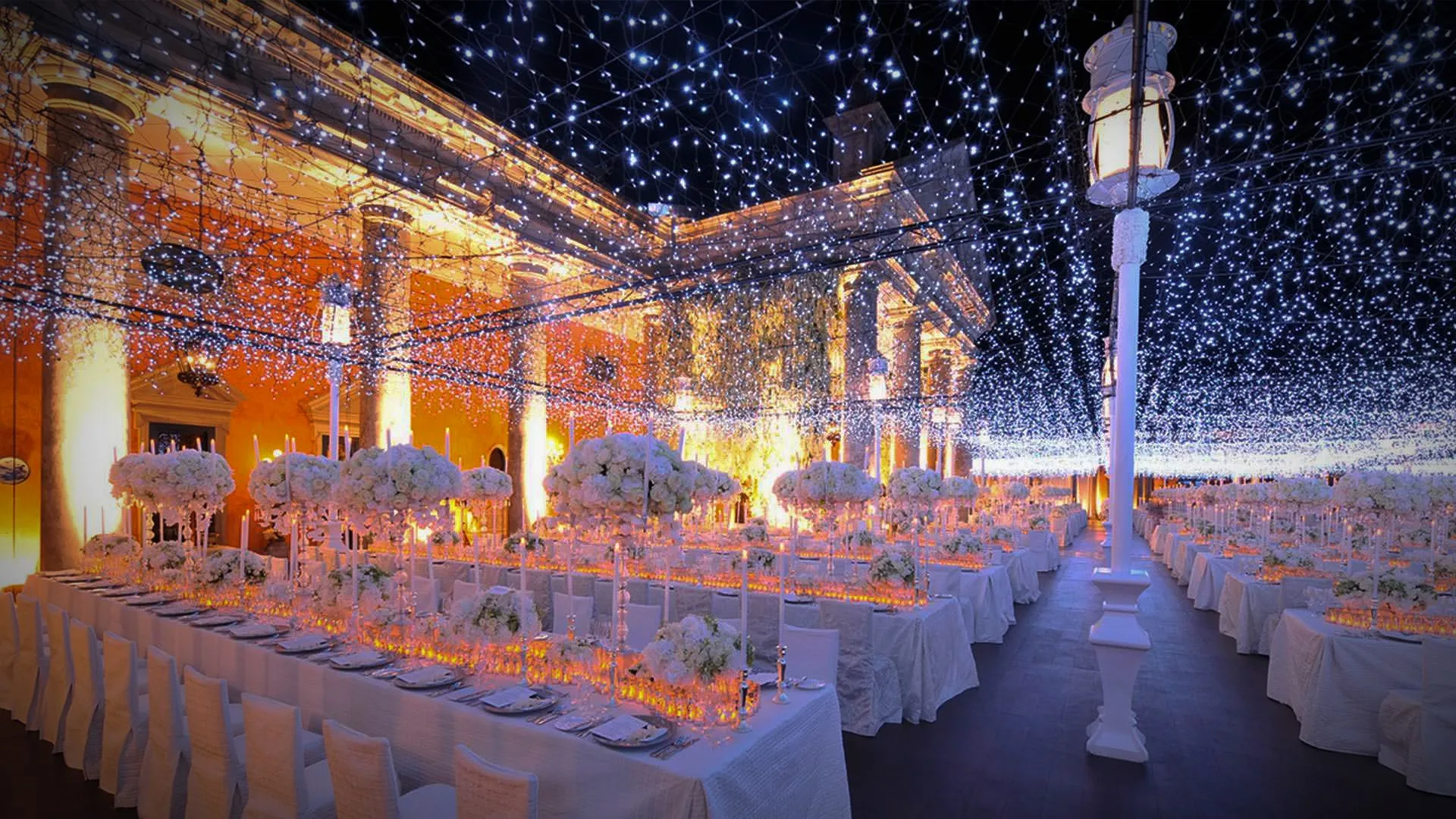 Decoración de SALÓN DE EVENTOS por Luces de Navidad